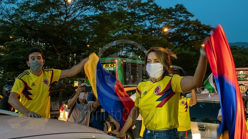 FOTOS Y VIDEOS: Al menos 600 personas manifiestan en las calles de Medellín apoyando a Uribe 1 Caravana Uribe Medellín