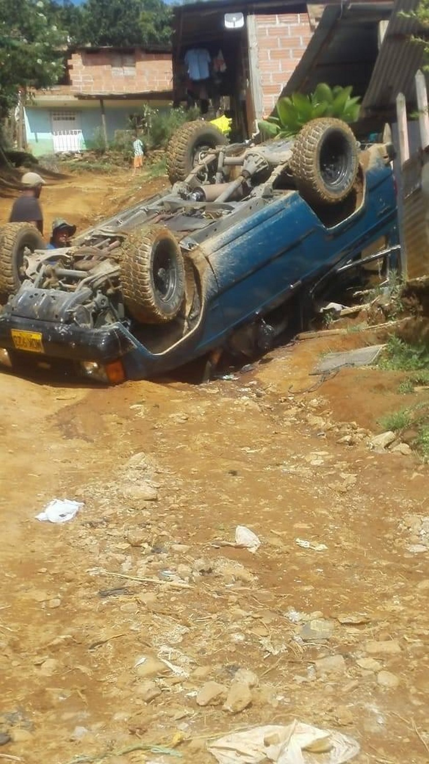 VIDEO: ¡Qué susto! carro lleno de arena se volteó en la vereda Granizal 2 vereda Granizal 2
