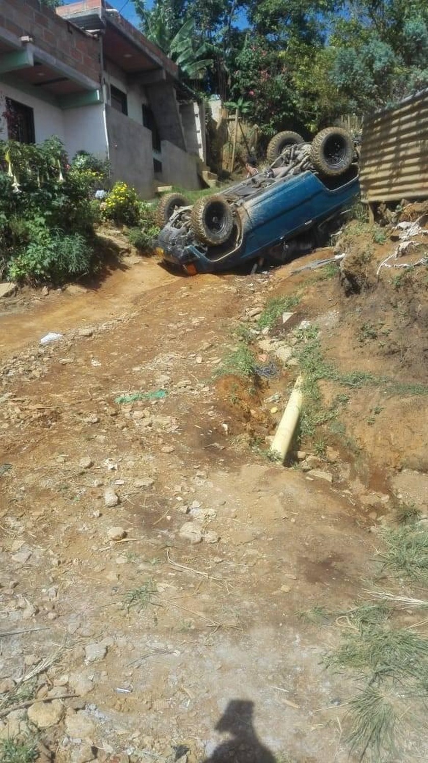 VIDEO: ¡Qué susto! carro lleno de arena se volteó en la vereda Granizal 3 vereda Granizal 1