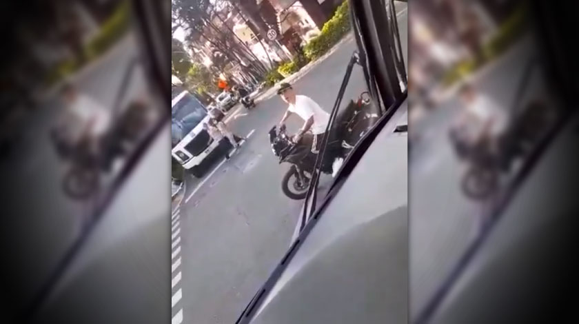 Video: ¡Qué impresión! Tremendo alegato de una señora con un motociclista, que tuvo incidente con un bus 1 Que impresion Tremendo alegato de una senora con un motociclista que tuvo incidente con un bus