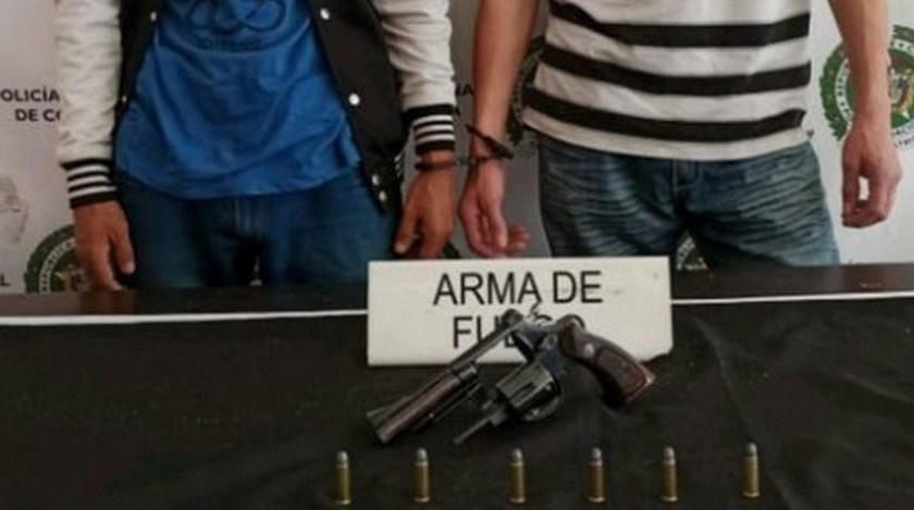 FOTO: Los 'pillaron' cuando hurtaban un vehículo repartidor de alimentos en el centro de Medellín 1 capturados hurto medellin