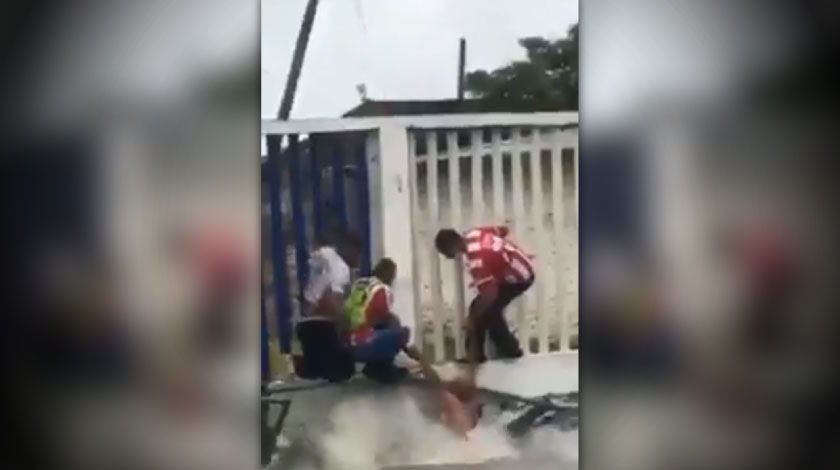 Video: ¡Qué susto! De milagro salvaron a un hombre que se lo llevó un arroyo, en Barranquilla 1 Que susto De milagro salvaron a un hombre que se lo llevo un arroyo en Barranquilla