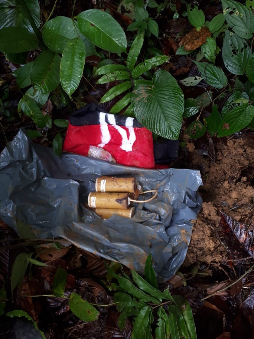 FOTOS Y VIDEOS: ¡Qué susto! Guerrilleros del ELN sembraron explosivos para un atentado en la vía Quibdó - Medellín 2 Atentado del ELN en la via Medellin Quibdo Choco 2