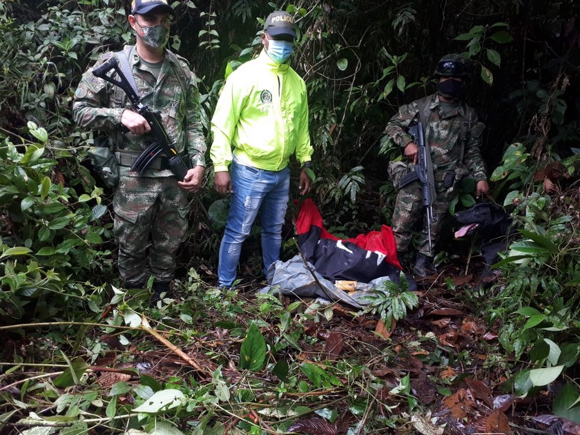 FOTOS Y VIDEOS: ¡Qué susto! Guerrilleros del ELN sembraron explosivos para un atentado en la vía Quibdó - Medellín 3 Atentado del ELN en la via Medellin Quibdo Choco 1