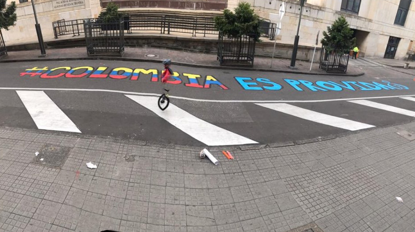 FOTOS: Con pintura gigante, manifestantes rechazaron en la Corte Constitucional propuesta de despenalizar el aborto 1 Colombia es provida pintura frente a la Corte Constitucional Colombia