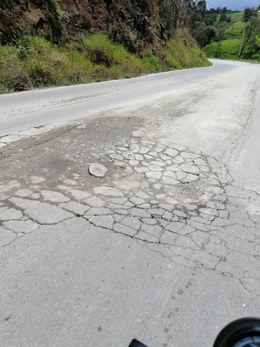 FOTOS: ¡Tremendo hueco! Denuncian mal estado de la vía que conduce a Entrerríos-Santa Rosa de Osos 7 carretera1