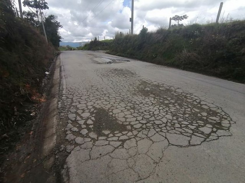 FOTOS: ¡Tremendo hueco! Denuncian mal estado de la vía que conduce a Entrerríos-Santa Rosa de Osos 4 carretera3
