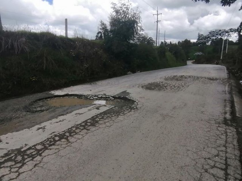 FOTOS: ¡Tremendo hueco! Denuncian mal estado de la vía que conduce a Entrerríos-Santa Rosa de Osos 3 carretera5