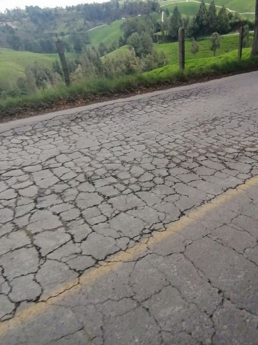 FOTOS: ¡Tremendo hueco! Denuncian mal estado de la vía que conduce a Entrerríos-Santa Rosa de Osos 5 carretera6