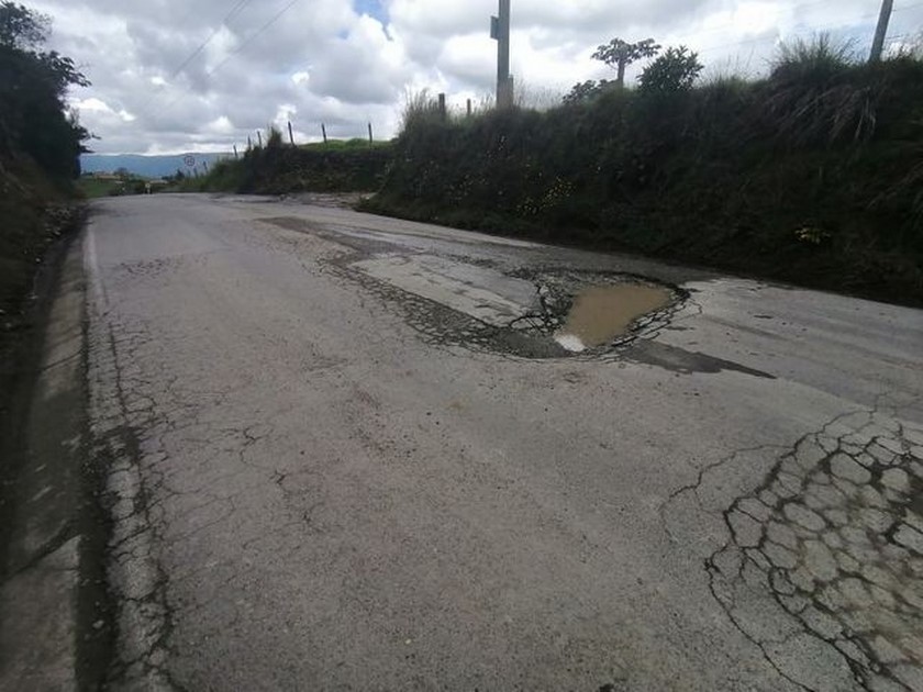 FOTOS: ¡Tremendo hueco! Denuncian mal estado de la vía que conduce a Entrerríos-Santa Rosa de Osos 2 carretera7