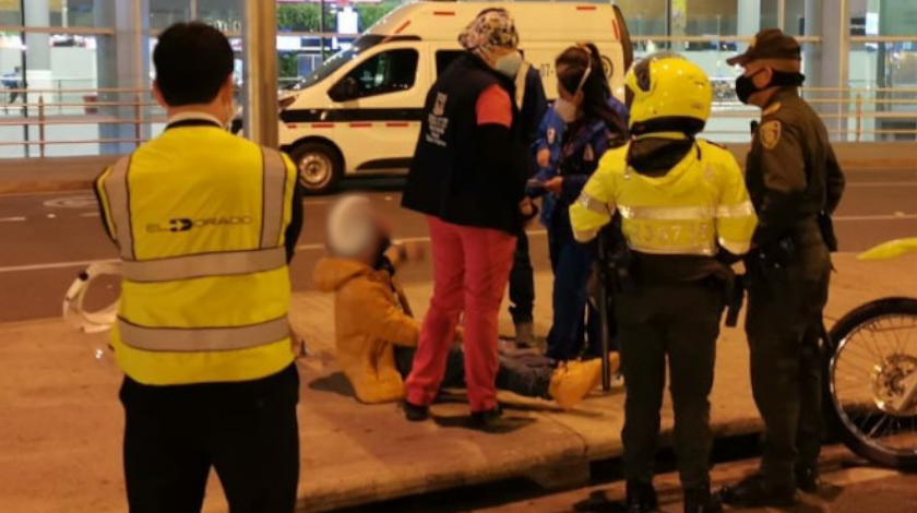 EN VIDEO: ¡Qué triste! Un joven casi se quita la vida en el aeropuerto El Dorado porque no pudo viajar 1 intento de suicidio