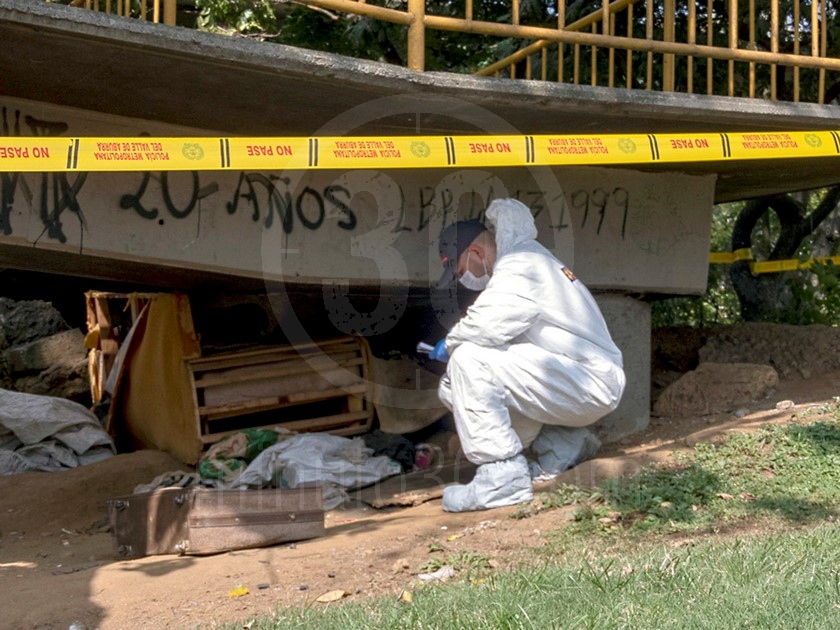 FOTOS: ¡Le dieron varias puñaladas! Habitante de calle fue asesinado en puente peatonal de La Macarena 4 4 4