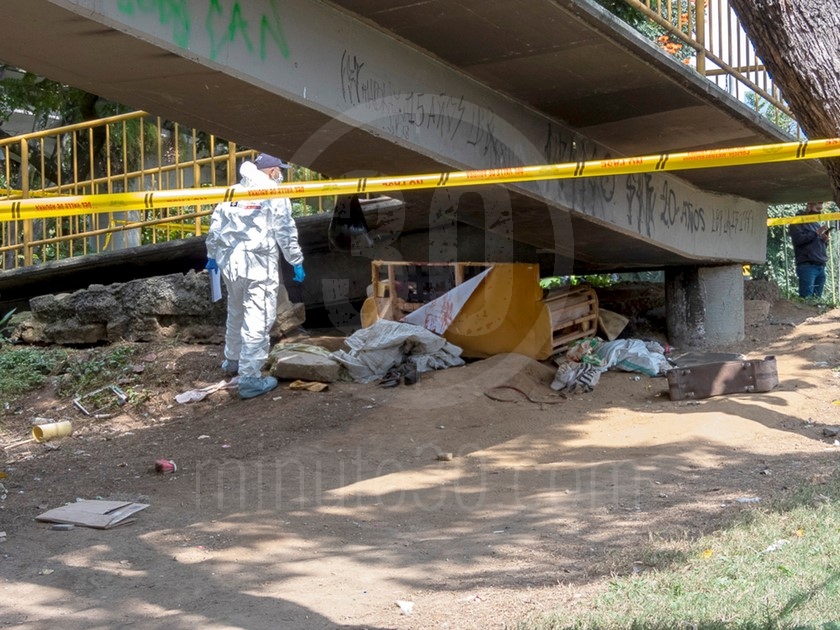 FOTOS: ¡Le dieron varias puñaladas! Habitante de calle fue asesinado en puente peatonal de La Macarena 5 5 2