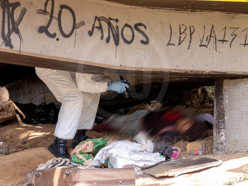 FOTOS: ¡Le dieron varias puñaladas! Habitante de calle fue asesinado en puente peatonal de La Macarena 7 1 5