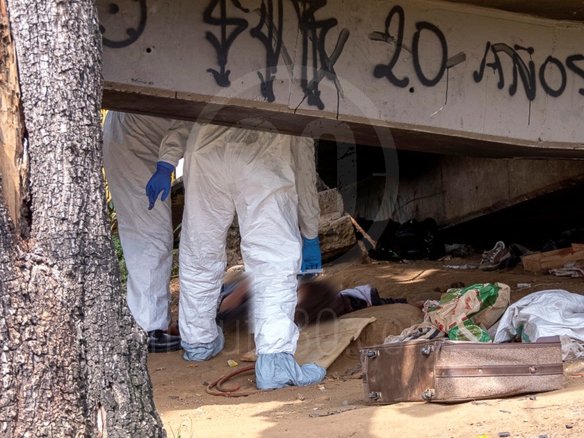 FOTOS: ¡Le dieron varias puñaladas! Habitante de calle fue asesinado en puente peatonal de La Macarena 8 2 5