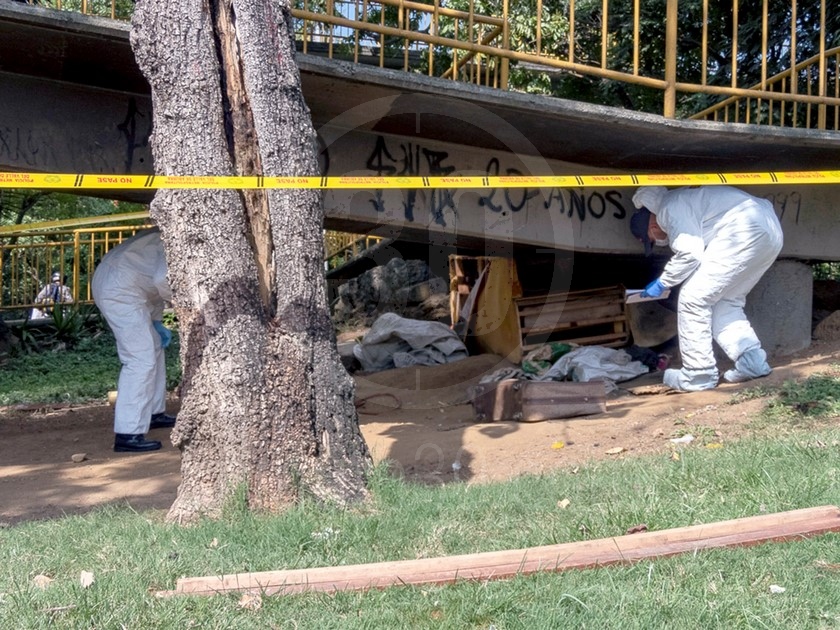 FOTOS: ¡Le dieron varias puñaladas! Habitante de calle fue asesinado en puente peatonal de La Macarena 6 6 1