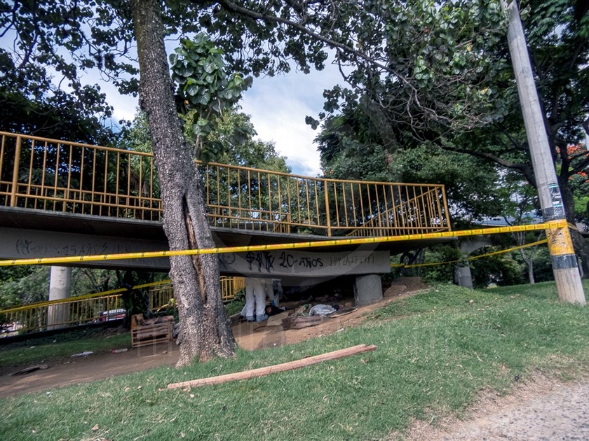 FOTOS: ¡Le dieron varias puñaladas! Habitante de calle fue asesinado en puente peatonal de La Macarena 9 6 2