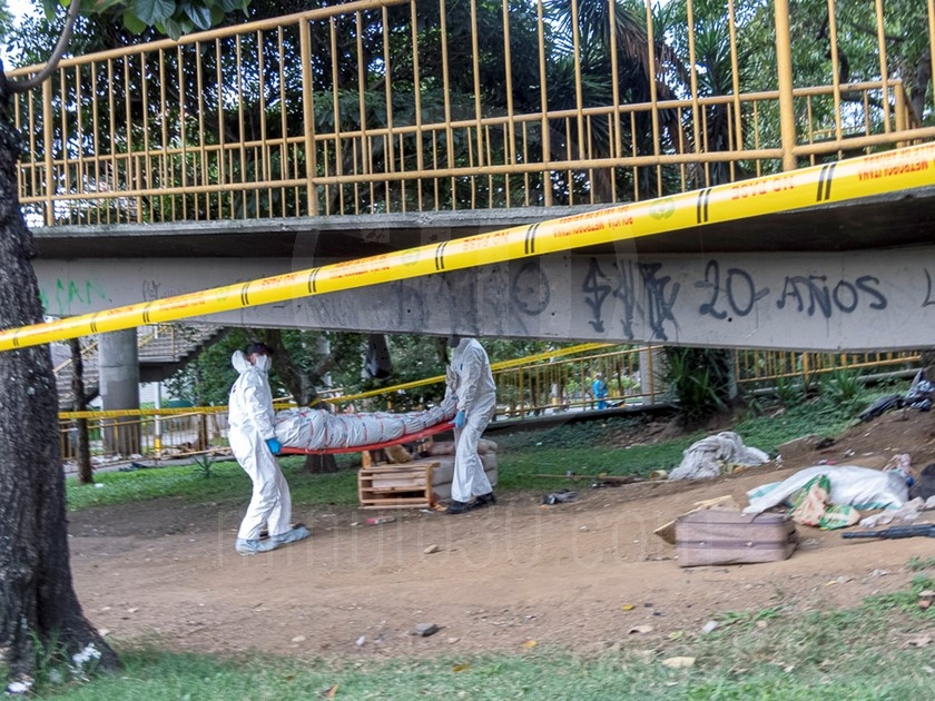 FOTOS: ¡Le dieron varias puñaladas! Habitante de calle fue asesinado en puente peatonal de La Macarena 10 7