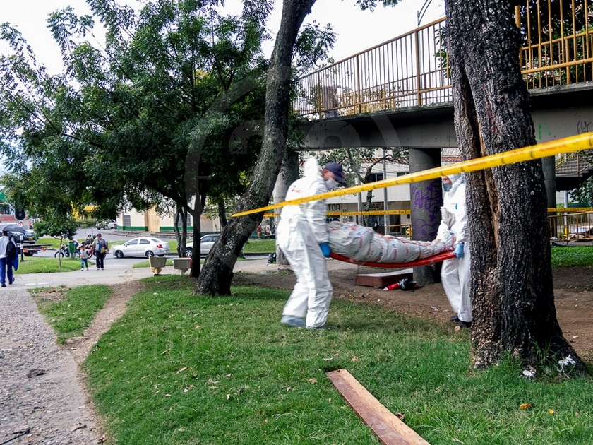 FOTOS: ¡Le dieron varias puñaladas! Habitante de calle fue asesinado en puente peatonal de La Macarena 11 8
