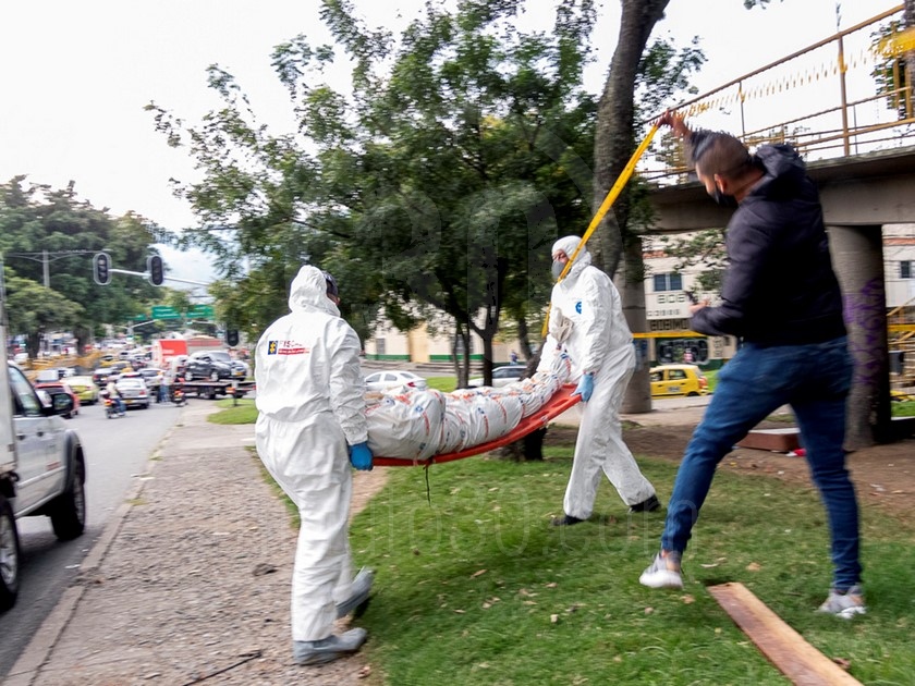FOTOS: ¡Le dieron varias puñaladas! Habitante de calle fue asesinado en puente peatonal de La Macarena 12 9
