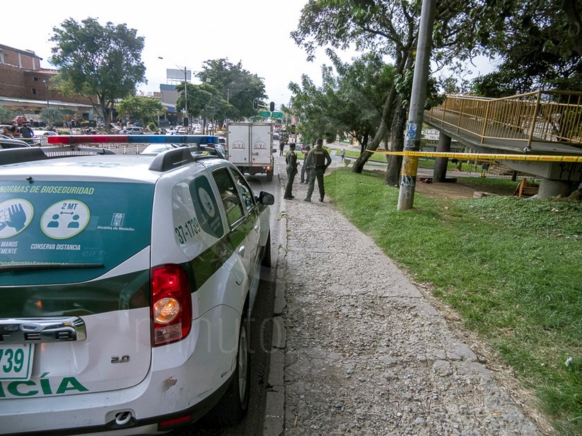 FOTOS: ¡Le dieron varias puñaladas! Habitante de calle fue asesinado en puente peatonal de La Macarena 15 12