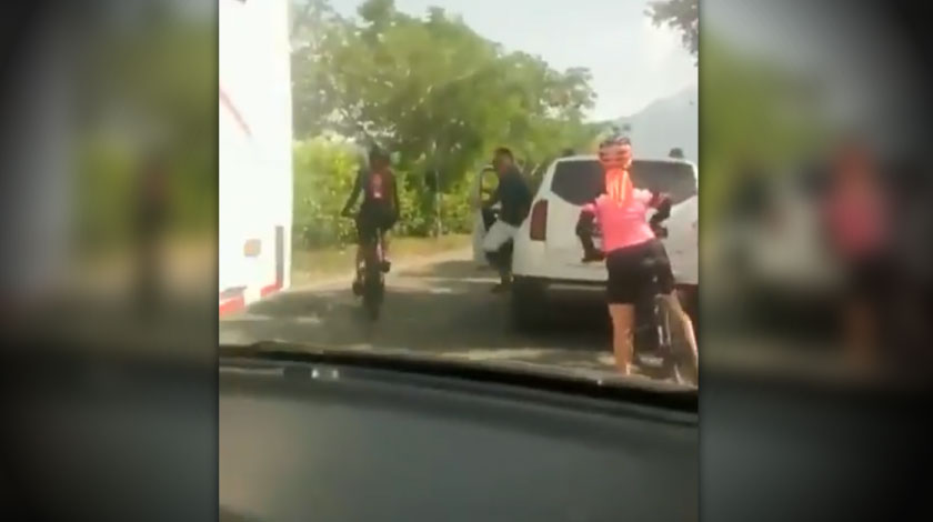 Video: ¡Qué atarbán! Conductor casi tumba a ciclistas, y tan conchudo se bajó a pelearles 1 Que atarban Conductor casi tumba a ciclistas y tan conchudo se bajo a pelearles