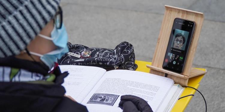 Sin aulas ni oficinas: La realidad que llegó para quedarse 1 clases en celular