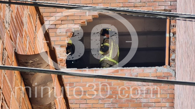 Mujer murió tras reversar mal su vehículo, cayo del parqueadero de un piso 6