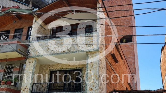 Mujer murió tras reversar mal su vehiculo, cayo del parqueadero de un piso 6