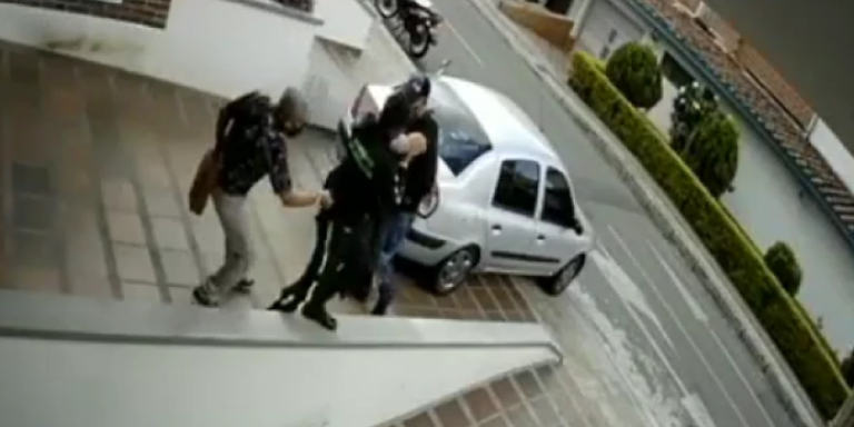 VIDEO. ¡Qué rabia! Ladrones le pegaron y le robaron el arma de dotación a un vigilante en Laureles 1 ladones