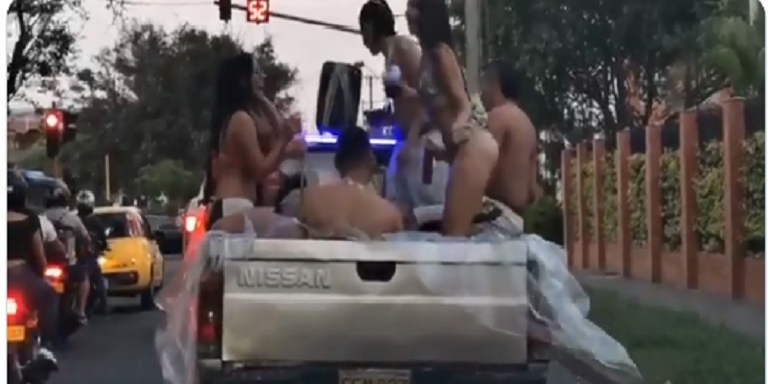 VIDEO: Con trago y en vestido de baño armaron rumba en el platón de una camioneta en Cali