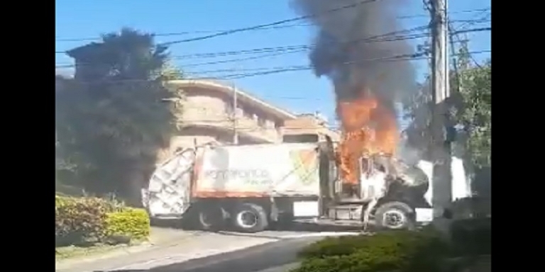 VIDEOS: Camión de basura se incendió en la comuna 8, en Medellín