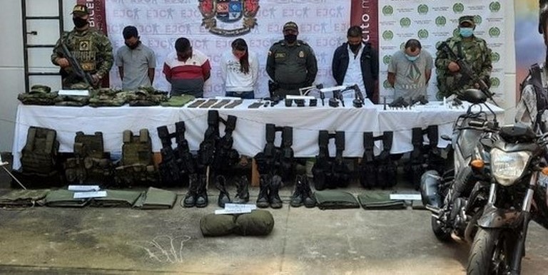 FOTOS: ¿Qué hacían con todo eso por allá? Cogieron a estos siete en un corregimiento de Sonsón con pistolas y fusiles