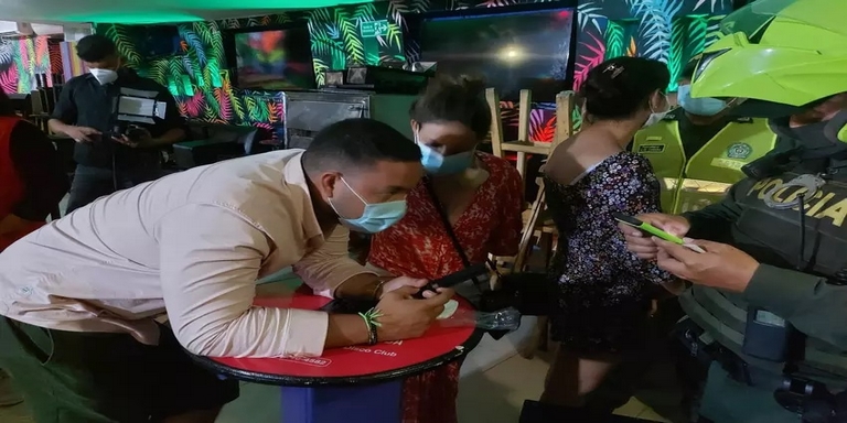 En Cartagena, propietario de discoteca ocultó a más de 100 personas para evitar una multa