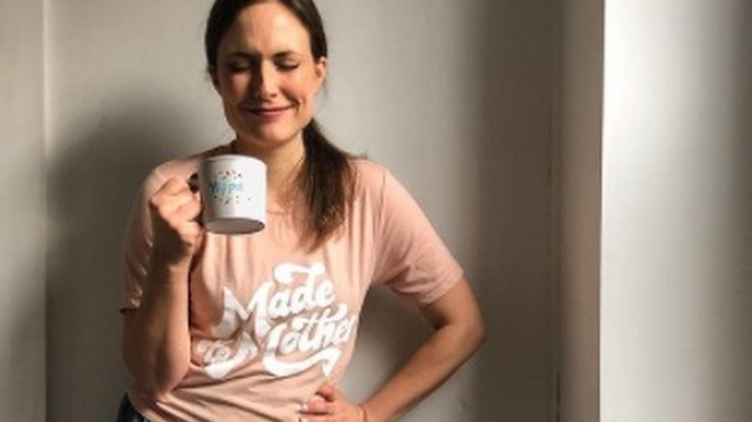 Murió estando embarazada de su quinto hijo mientras tomaba café