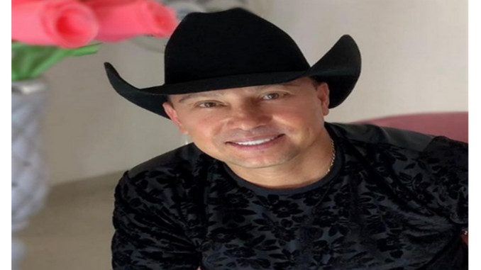 Giovanny Ayala mostró las nalgas