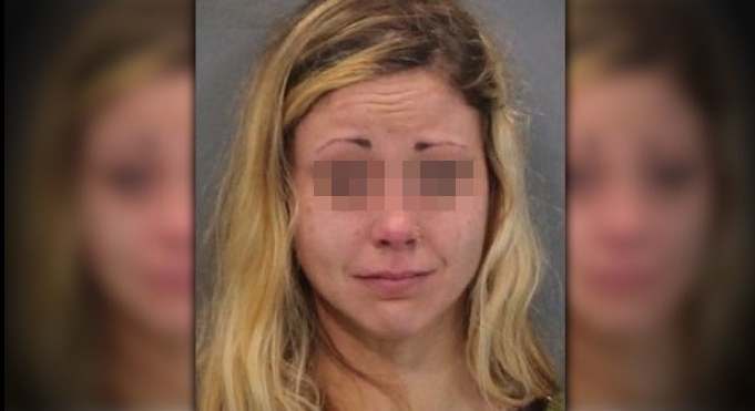 Joven encerró a su hija en un carro mientras ‘rumbeaba’ en un bar