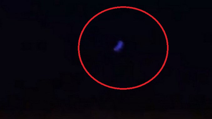 VIDEO. Extraña luz azul brillante cae desde el cielo al océano ¿Ovni en Hawái?
