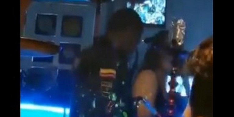 Retiraron del servicio al Policía que fue grabado bailando en un bar del Parque Lleras sin medidas de bioseguridad 1 Policía retirado del servicio