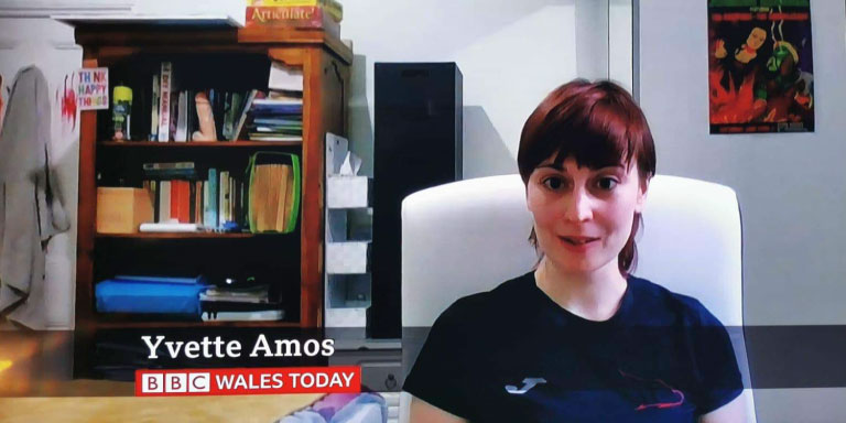 Video: ¿Se le olvidó? En plena entrevista con la BBC, mujer dejó al descubierto un gran juguete sexual