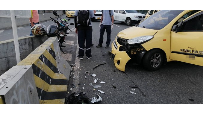 Un taxi chocó con un separador de la vía, el conductor resultó lesionado 1 En Medellín, un taxi chocó con un separador de la vía, el conductor resultó lesionado