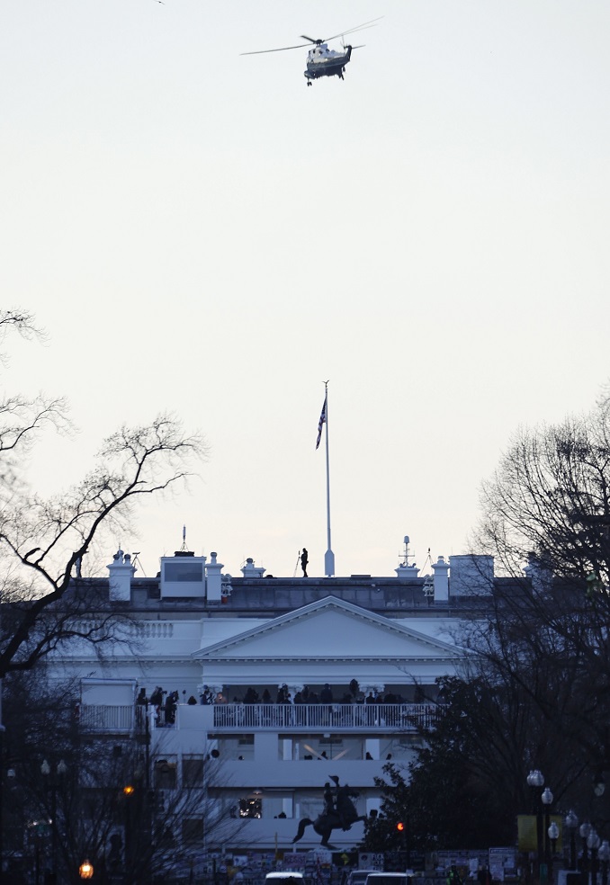 Trump deja la Casa Blanca horas antes de la posesión de Joe Biden