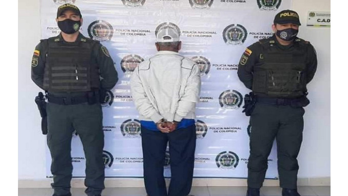 ¡Repudiable! Un 'viejio' fue sorprendido desnudo en la habitación con un niño, de inmediato lo capturaron