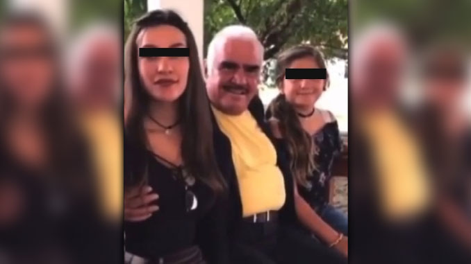 VIDEO. Critican a Vicente Fernández por salir tocando el seno de una jovencita