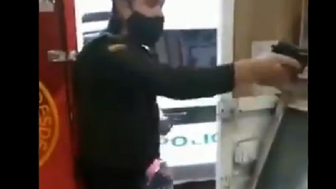 VIDEO: Policía le dispara a un hombre que pedía que soltara a su esposa y quien tenía un machete