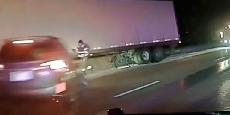 EN VIDEO: ¡No le tocaba! Estuvo a punto de morir aplastado por un carro