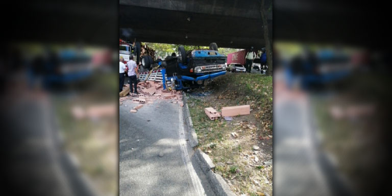 EN VIDEO: ¡Mero taco! Se volcó un camión lleno de ladrillos en la Regional, a la altura de la Minorista