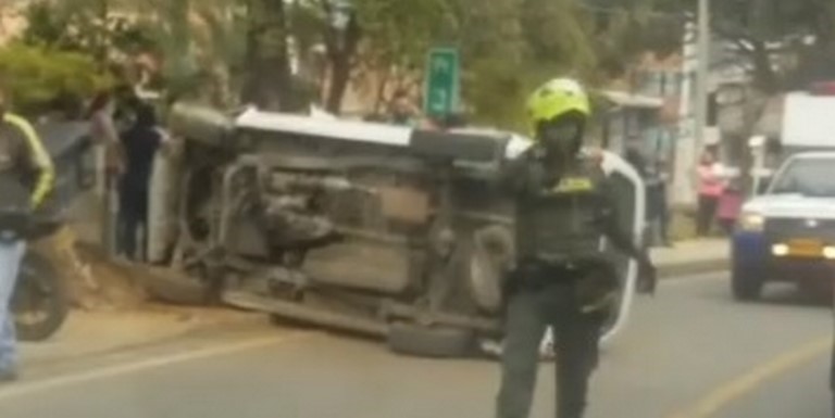 FOTOS Y VIDEO: ¡Tremendo accidente! Vehículo se volcó a las afueras de la cárcel Bellavista y el conductor resultó lesionado