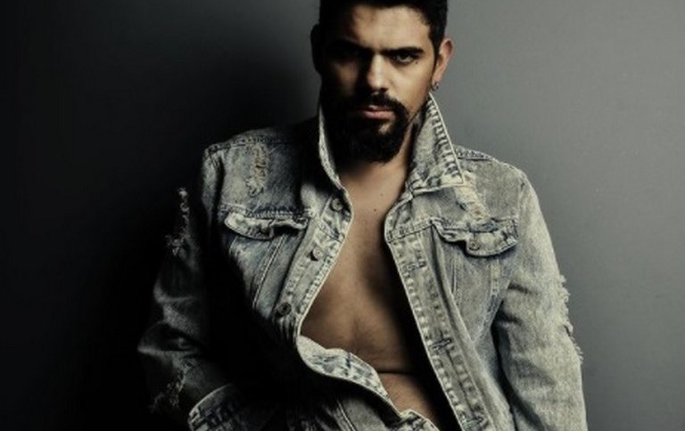 FOTOS. Alejandro Aguilar cubrió su parte íntima con una rosa