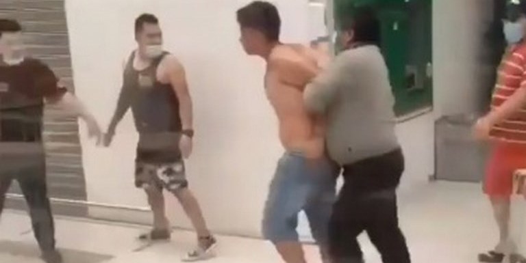 VIDEO. Sangriento ataque: un joven apuñaló a dos guardias de seguridad de un supermercado